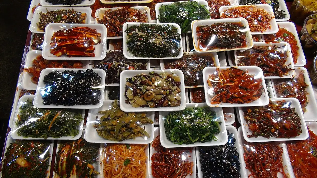 도토리묵 보관 며칠: 냉장하면 굳는 이유와 상한 묵 구별 5 시장 매대에 포장 용기째 쌓여 있는 반찬들