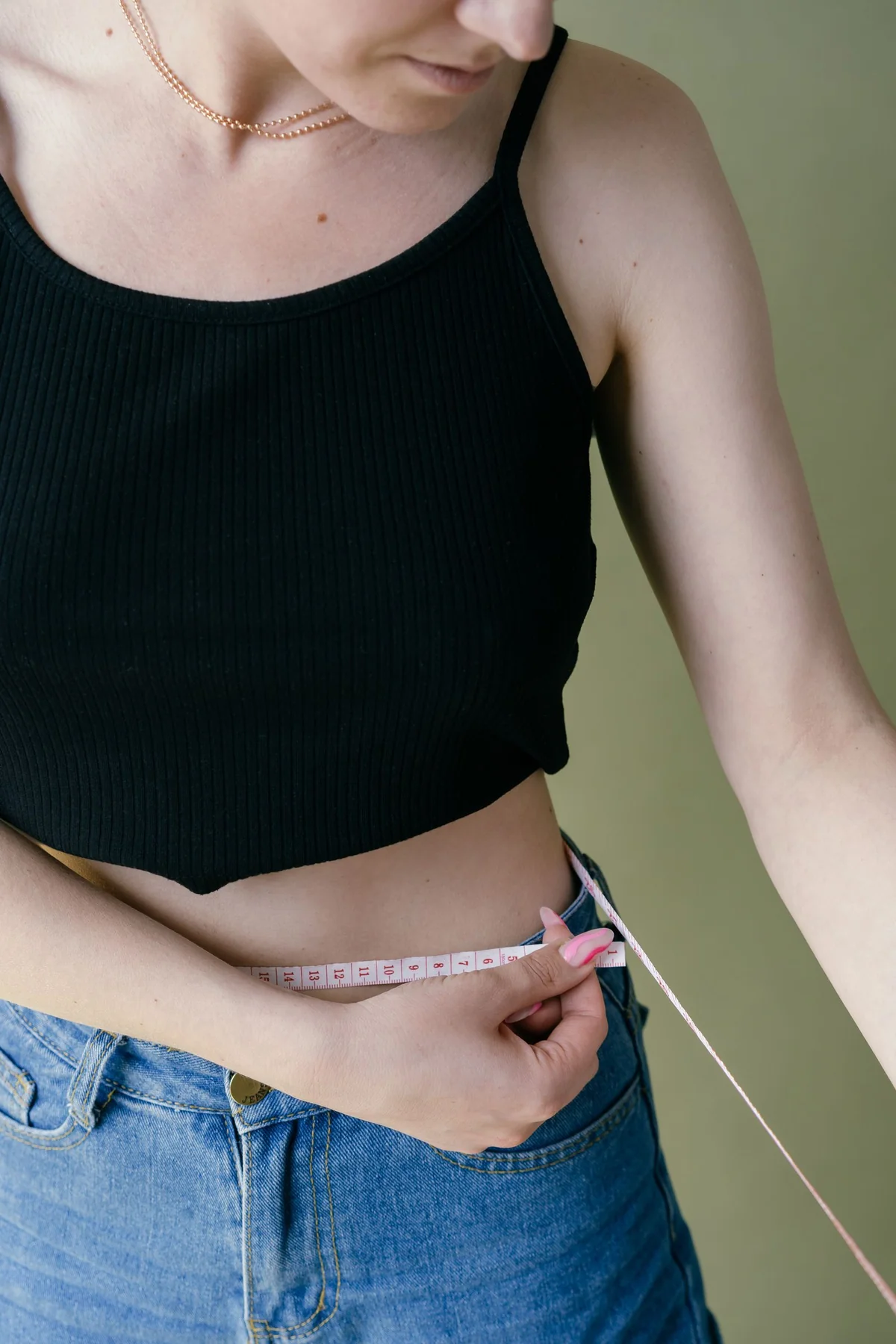내장지방 줄이는 법: 허리둘레 기준, 건강에 미치는 영향, 식사·운동 원칙 (질병관리청 자료 정리) 3 줄자로 허리둘레를 재는 모습