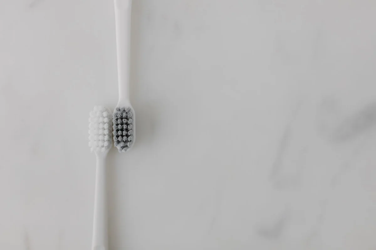 C형간염 검사, 56세 국가건강검진에서 무료로: 항체 양성 뜻과 확진검사비 지원(최대 7만원) 신청법 6 대리석 위에 나란히 놓인 칫솔 두 개