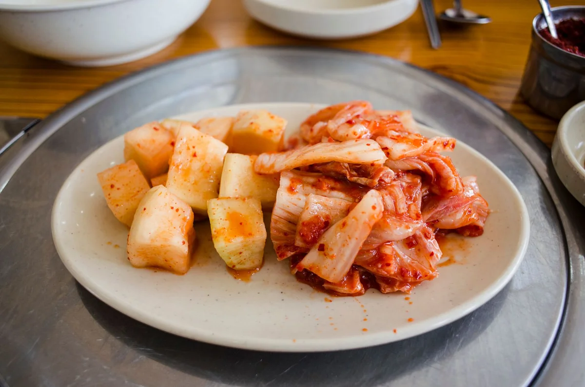 김치냉장고 김장 온도: 발효·보관·살얼음 3 접시에 담긴 배추김치
