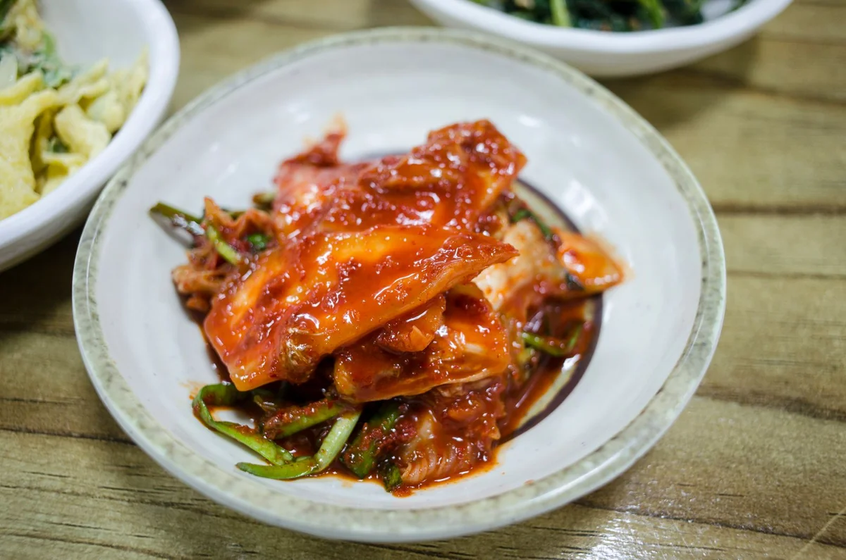 접시에 담긴 김치 클로즈업