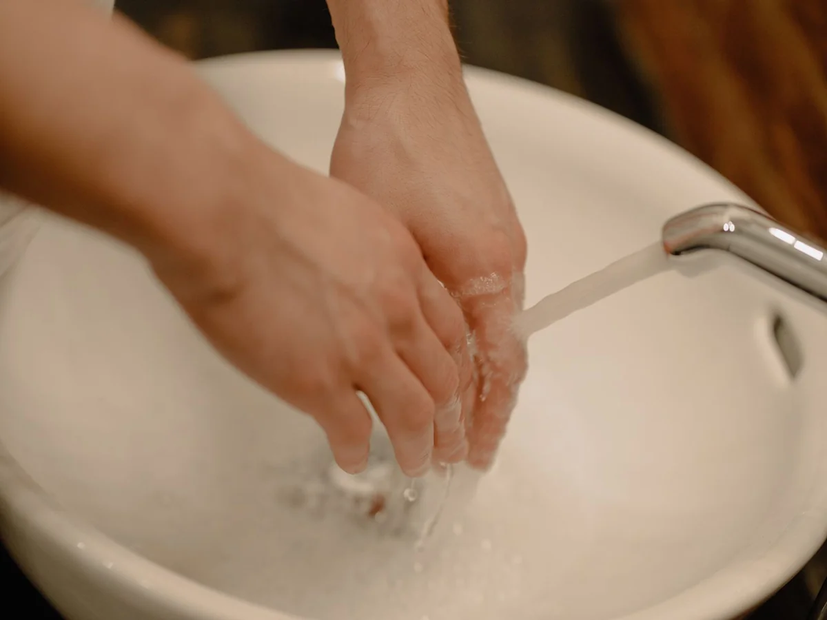 마이코플라스마 폐렴 증상과 감기 구별법: 기침이 오래가는 아이, 언제 병원에 가야 할까 (질병관리청 자료) 5 세면대에서 흐르는 물에 손을 씻는 모습