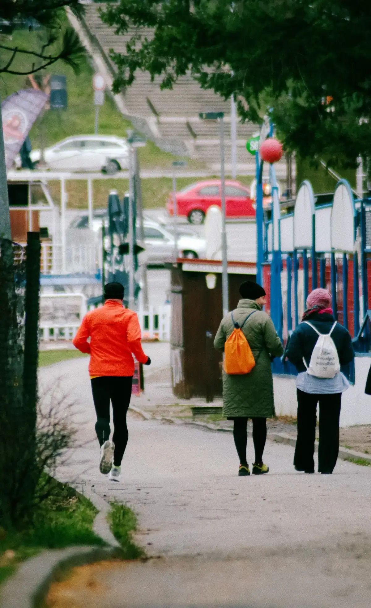 당뇨병 전단계 기준, 공복혈당·당화혈색소 수치로 정리 2 공원 산책로를 걷거나 달리는 사람들의 야외 신체활동 장면