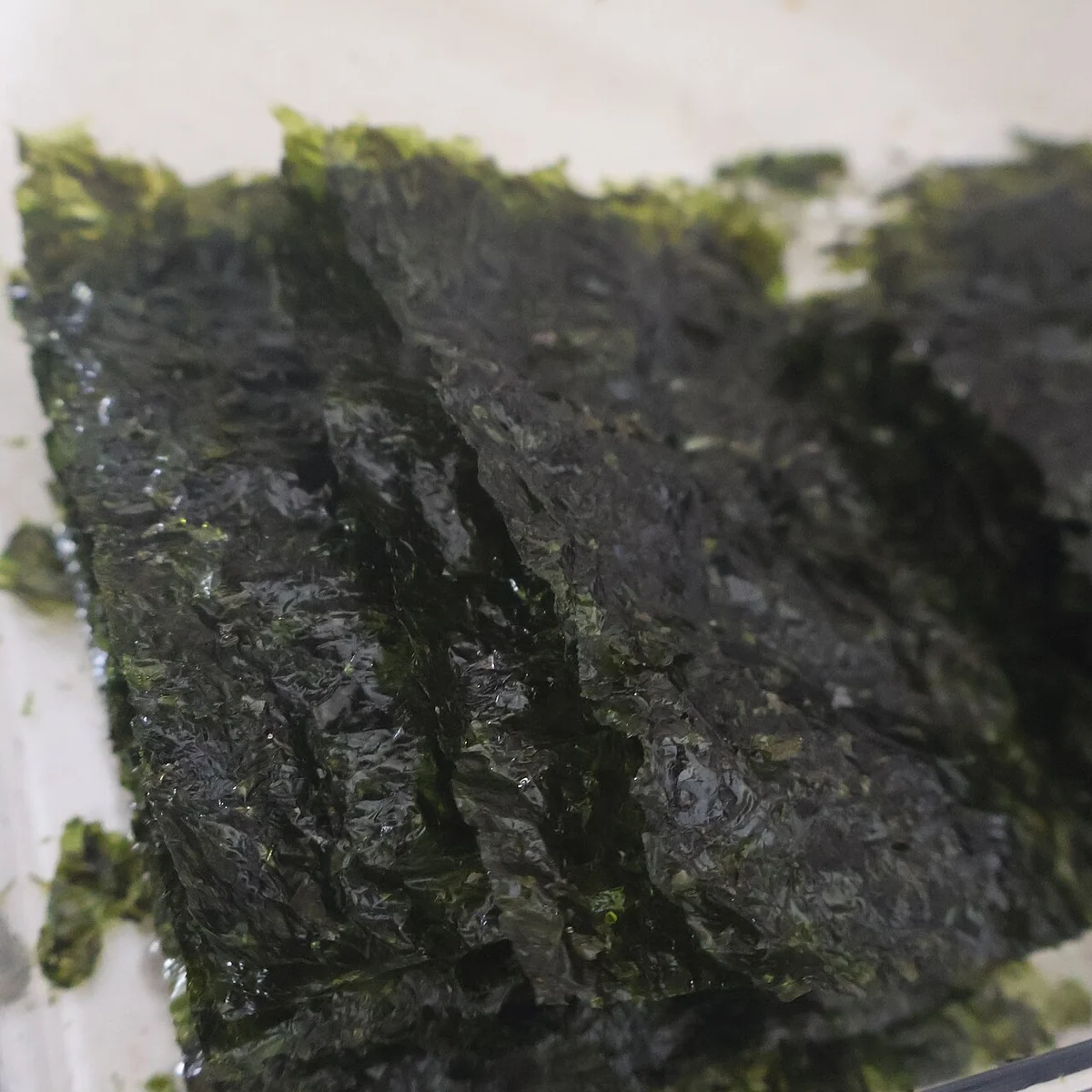 눅눅해진 김 먹어도 될까: 조미김 산패 신호와 냉동 보관법 2 도마 위에 겹쳐 놓인 기름 바른 조미김