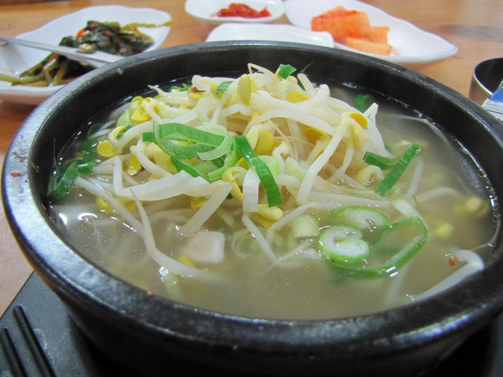 뚝배기에 담긴 콩나물국밥과 반찬